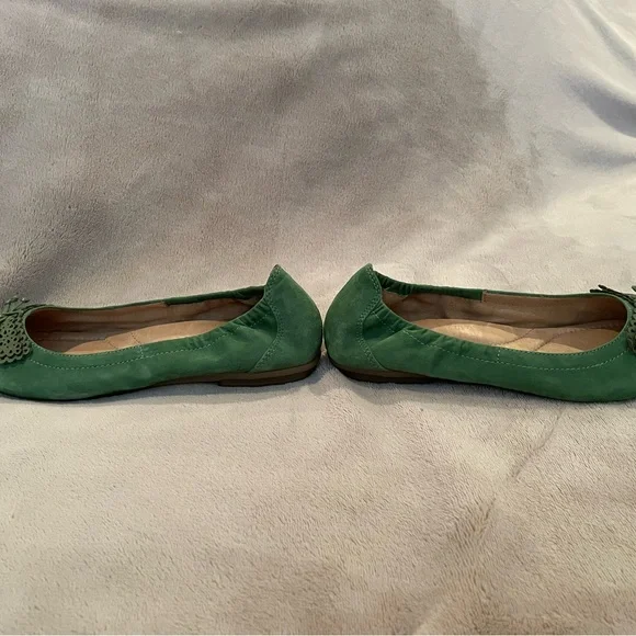 Earth Green Suede Flats with Cutout Bow – Size 8.5 – Like New - Picture 6 of 7